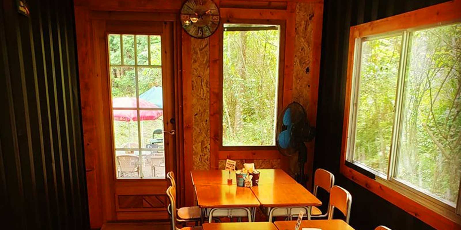 コンテナ内はレトロな雰囲気